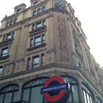 Harrods - 昼の外観