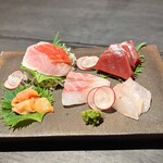 和味大輔 白金本店 - 朝採れ鮮魚のお造り 5種盛り
                                赤鯛、金目鯛、真鯛、赤貝、本鮪の5種