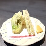 和味大輔 - 鱈・蕾菜・アスパラの天ぷら　ハイビスカス塩でいただきます