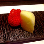 神戸牛炉窯焼ステーキ 雪月風花 北野坂 - 【デザート】デザート盛合せから、季節のフルーツ。