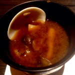 神戸牛炉窯焼ステーキ 雪月風花 北野坂 - 【〆め】から、京都山利の赤出汁、近影。しめじにマイタケにはまぐりに、ときのこたっぷり、贅沢に。