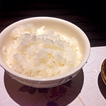 神戸牛炉窯焼ステーキ 雪月風花 北野坂 - 【〆め】から、季節ごとに替わるこだわりのお米の土鍋御飯。昨年特Aを取得した鳥取県産のきぬむすめ。ここでいただけるとは。土鍋で炊いたまんまを一度見せていただけるのですが、粒がちゃんと立ってるんですわ。