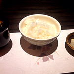 神戸牛炉窯焼ステーキ 雪月風花 北野坂 - 【〆め】季節ごとに替わるこだわりのお米の土鍋御飯　京都山利の赤出汁　東山商店街中村さんの香の物