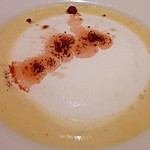 神戸牛炉窯焼ステーキ 雪月風花 北野坂 - 【スープ】さつまいものポタージュ、近影。白いものはミルクを泡状にしたもの。上の粉はカカオ。