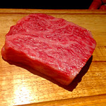  紀州備長炭焼炉釜焼き神戸牛サーロイン150ｇコース（9,000円：税抜き）のメイン：神戸牛サーロイン（150g）、切り出しの図。テーブル席に通されたのですが、こちらまで持ってきてくださいました。