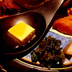 【前菜】季節の前菜、自家製燻製盛り合わせ