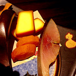 神戸牛炉窯焼ステーキ 雪月風花 北野坂 - 【前菜】季節の前菜、自家製燻製盛り合わせから、燻製3種。3つともスモークさせる度合いをちゃんと替えていて◎。右のサバのスモークは火が入らない程度にごく軽く。センスいいですね。左上がチーズ、左下が沢庵。