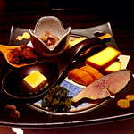 神戸牛炉窯焼ステーキ 雪月風花 北野坂 - 【前菜】季節の前菜、自家製燻製盛り合わせ、全景。左上から時計回りに、神戸牛のしぐれ煮と胡麻和え、ポテトサラダ、燻製3種。