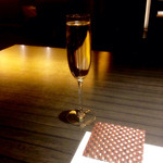 神戸牛炉窯焼ステーキ 雪月風花 北野坂 - スパークリングワイン（グラス：900円）。銘柄はちゃんとメニューに書いてあったけど、すみません、メモリ忘れますた。