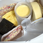 yoshihiko N nakagawa - ケーキボックスの中の生菓子4点（2014年12月）