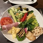 バルバッコア - なんとか1人で食べ切れたブッフェサラダ。ドレッシングはオリーブオイルと塩とチーズのみがおすすめ