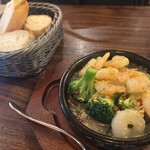 池袋ココチーノ - 小海老とブロッコリーのアヒージョ