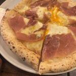 池袋ココチーノ - 生ハムのトリュフビスマルクピッツァ