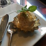 ブリティッシュ インディアン カフェ1930 - アイスとドーサも合います(ちなみにアイスが入っているのは、もちろん使い捨てのアルミカップではありません)