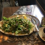 ブリティッシュ インディアン カフェ1930 - アボカドサラダドサ(フォークとナイフが付いているドーサなんて初めて)