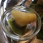 ブリティッシュ インディアン カフェ1930 - 一口サイズですがフルーツが付いているのがちょっと嬉しい