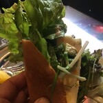 ブリティッシュ インディアン カフェ1930 - こうやってクルッと巻いて食べられるようにドーサ生地が食べやすくカットしてあって良い(フォークとナイフを使わなくても食べられます)