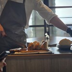 スケープス ザ スィート - 焼きたてのパンを目の前でカットしてくれます