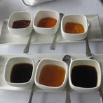 Yan Toh Heen  - これだけ各種ソースが並ぶと、どれがどうだかよくわかりませんが、どれもおいしい。