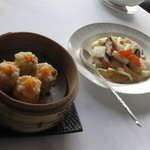 Yan Toh Heen  - 蟹皇蒸焼賣と鮮菌竹笙炒白露筍