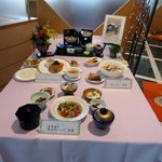 Katorea - 入り口付近に和洋中のこの日のランチメニューが飾ってありましたが私は和食のランチを選んでみました。
                        