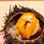 GINZA SUSHI BANYA KAI - 手渡し生雲丹飯　雲丹の下に赤身で巻いたミニ雲丹飯寿司が隠れてます