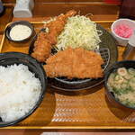 ごはん処 かつ庵 - 料理写真:...「熟成ロースと大海老フライ定食（1090円）」、うま。こりゃ地方も独身増えるわorz