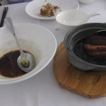 大班樓 The Chairman - 左は十八味鼓油鷄、の残骸。完全に取り忘れました。