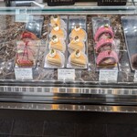 パティスリー アヴァロン - ショーケース　よい材料なのにちょっと安めなのもポイント
