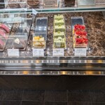 パティスリー アヴァロン - ショーケース　ケーキの並びもたぶん熟考されている