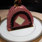 パティスリー アヴァロン - カシスとホワイトチョコのビュシュ　810円税込み