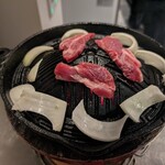 ジンギスカン ひげのうし - 肉焼き中1