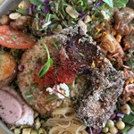 クエバイッショ - ルーローハン、（米粉）唐揚げトッピング←トップの黒いヤツ