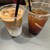 Saturdays NYC - ドリンク写真:カフェラテ アイス　650円 & アイスアメリカーノ　550円