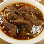 永康牛肉麺 - 牛肉麺(ピリ辛しょうゆ味)　２３０元 (1元は約３.５円)