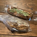 風が見つけたパンの森 - 買ってきた ラムレーズンクリーム・ガーリックフランス各313円