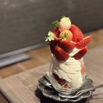 焼肉 泰 - 苺パフェ