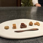 イチリン ハナレ - 茶菓子
      左から、東方美人（烏龍茶）を使ったクッキー、塩生キャラメル、山椒入りガトーショコラ 飴炊きピーカンナッツ、マカダミアナッツのチョコ、ドライイチジク