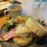 道後の町屋 - チーズソース・ベーコンエッグマフィンセット