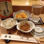 仲家寿司 - 小鉢3皿付きのほろ酔いセット1200円。芋焼酎ほか、生ビール、日本酒もお選びいただけます。