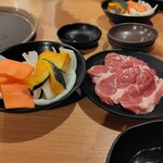 成吉思汗 大黒屋 五丁目店 - 肩ロースとサービスの焼き野菜