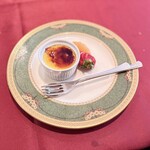 ビストロ・プティポワ - 特製デザート（苺とオレンジのフレッシュフルーツと濃厚なクリームブリュレ）