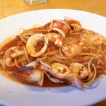東灯 - ヤリイカ・赤海老のトマトソースパスタ 具材の気前の良さが美味しさアップ♡