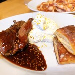 東灯 - スペアリブにはパイとホイップクリームが…楽しい取り合わせですッ★