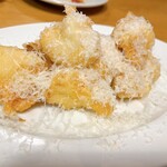 東灯 - カリフラワーのチーズフリット 熱々ホクホク♪