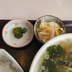 中華飯店 北龍 - 小鉢キムチキャベツとおしんこ