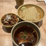迂直 - 醬油つけ麺　ゴロ肉ご飯