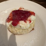 調理室池田 - あまおうジャムの下にクロテッドクリームがたっぷり、甘味と酸味のバランスが良い