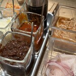 飯場 酒場 ニクノカタマリ - 薬味の他、ご飯のお供もあるから無限ループ確定！