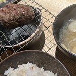 飯場 酒場 ニクノカタマリ - 味噌汁は底に辛味があり2段階で楽しめるらしい